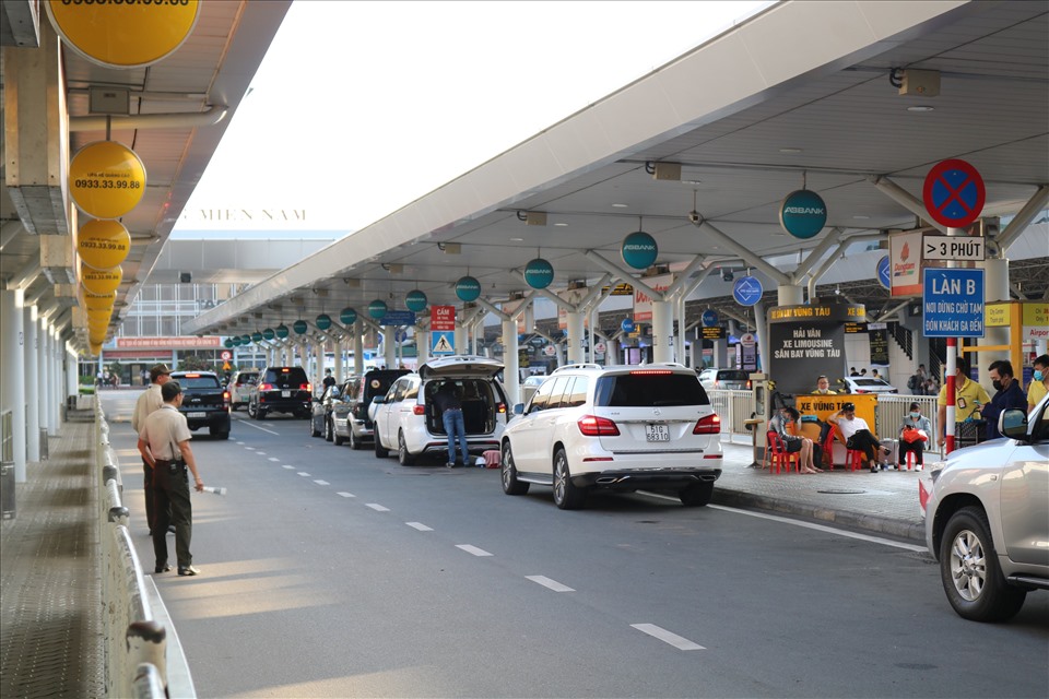 Thuê xe Huy Đạt cung cấp cho khách hàng dịch vụ cho thuê xe sân bay Tân Sơn Nhất chất lượng cao